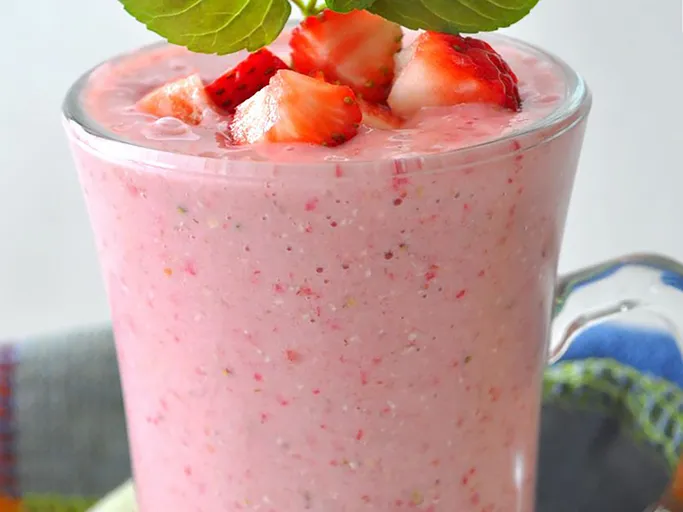 Strawberry Oatmeal Breakfast Smoothie